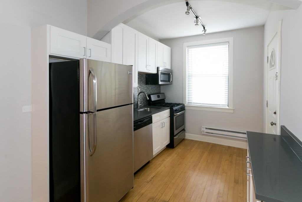 2323 N Rockwell St #1B - Photo 3 of 16
