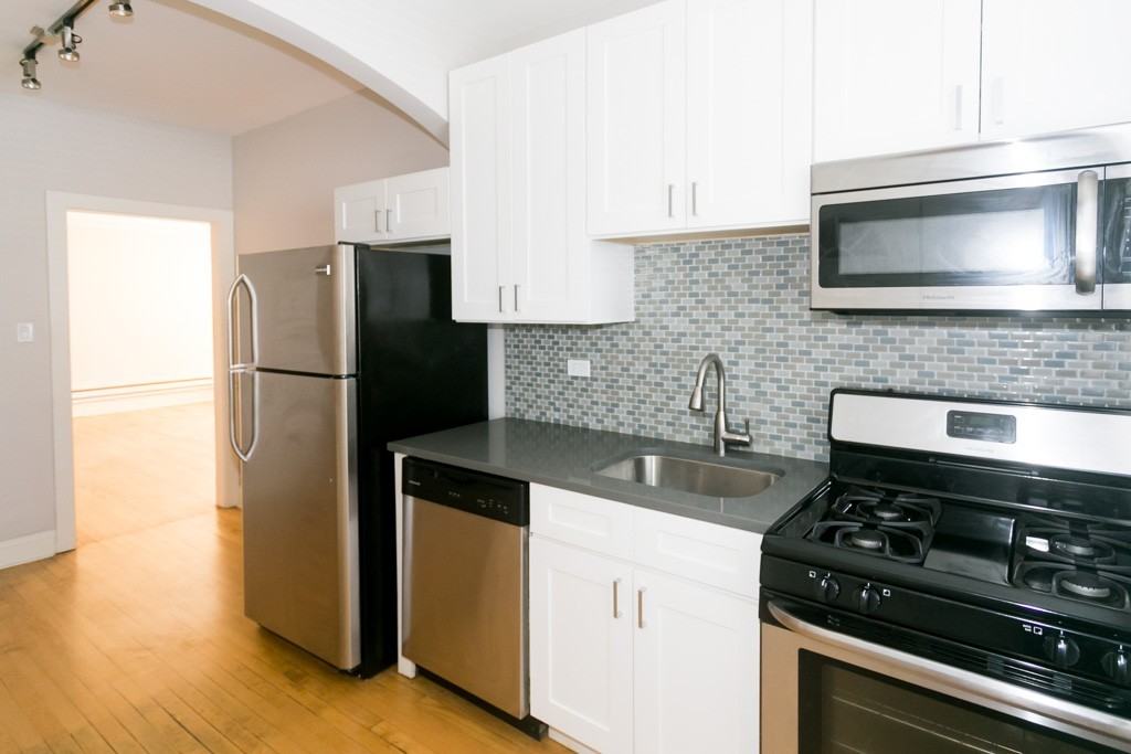 2323 N Rockwell St #1B - Photo 5 of 16