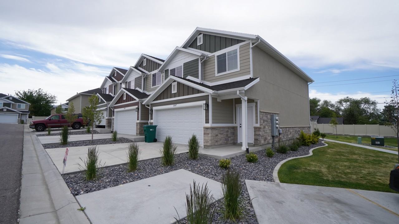 1167 W Canterbury Cir - Photo 2 of 24