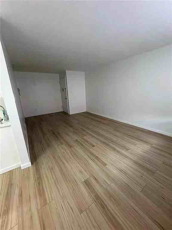 1290 Rockland Ave - Photo 2 of 7