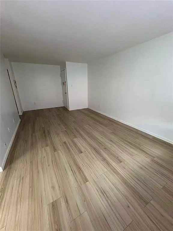 1290 Rockland Ave - Photo 3 of 7