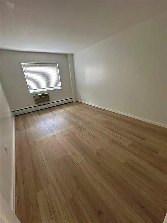 1290 Rockland Ave - Photo 5 of 7