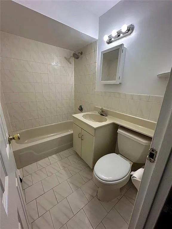 1290 Rockland Ave - Photo 6 of 7