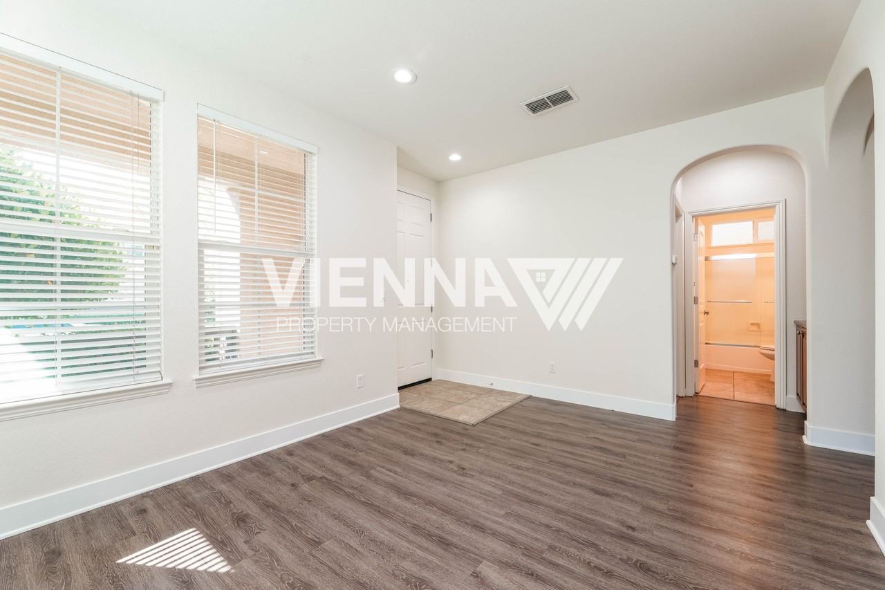 3217 Village Center Dr - Photo 4 of 15