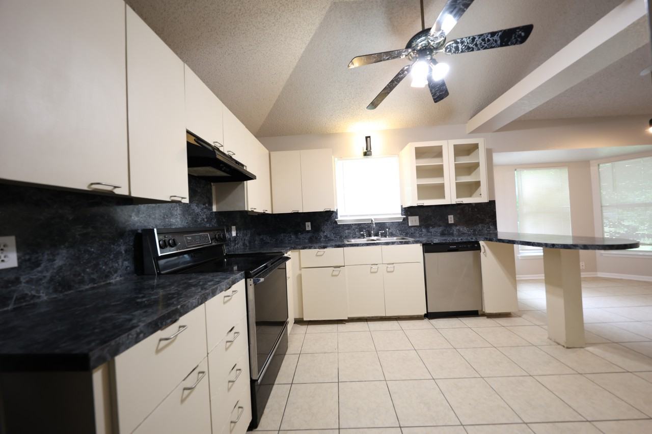 1702 Clairidge Ave - Photo 5 of 36
