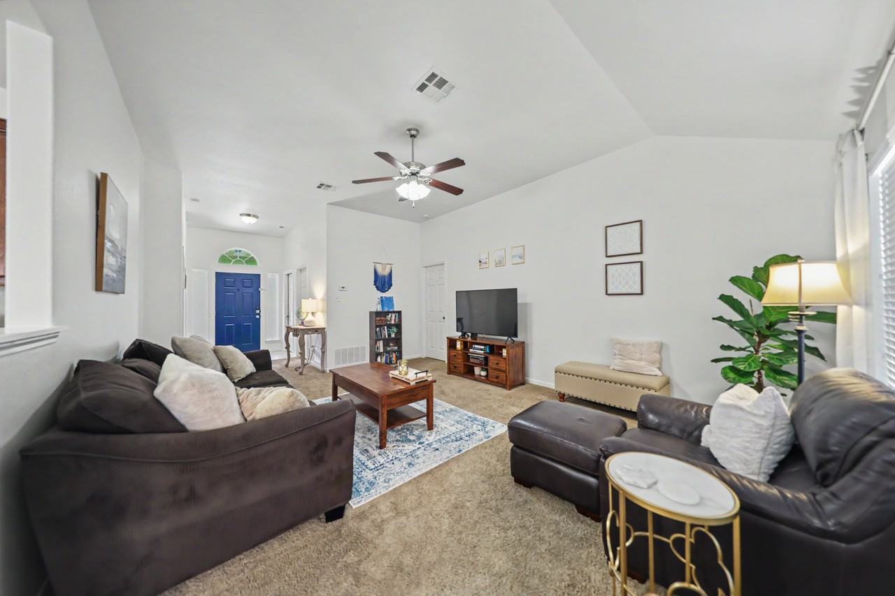 1123 Abbey Rdg - Photo 4 of 16