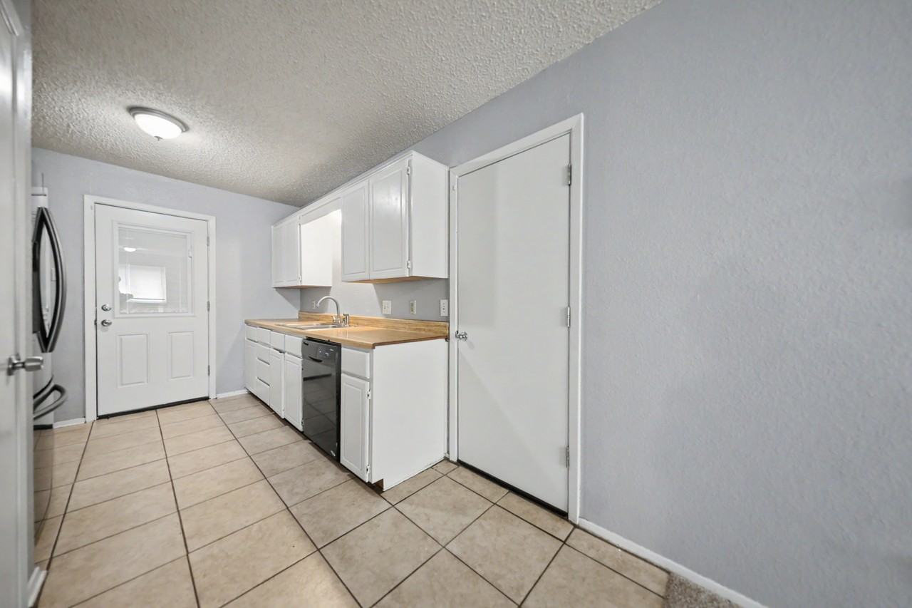 2905 Transit Dr - Photo 4 of 24