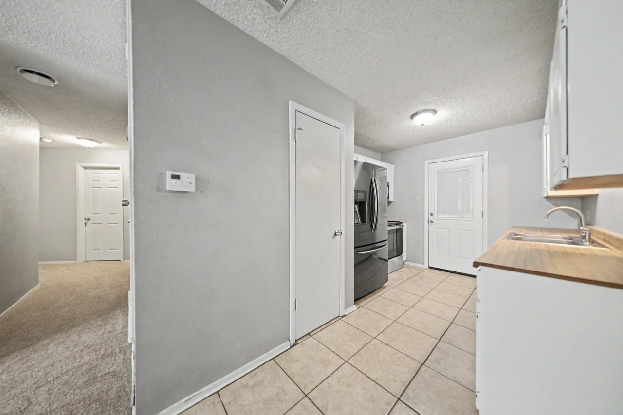 2905 Transit Dr - Photo 5 of 24