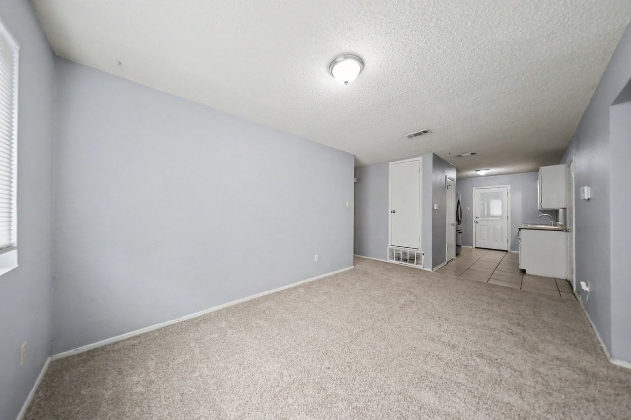 2905 Transit Dr - Photo 7 of 24