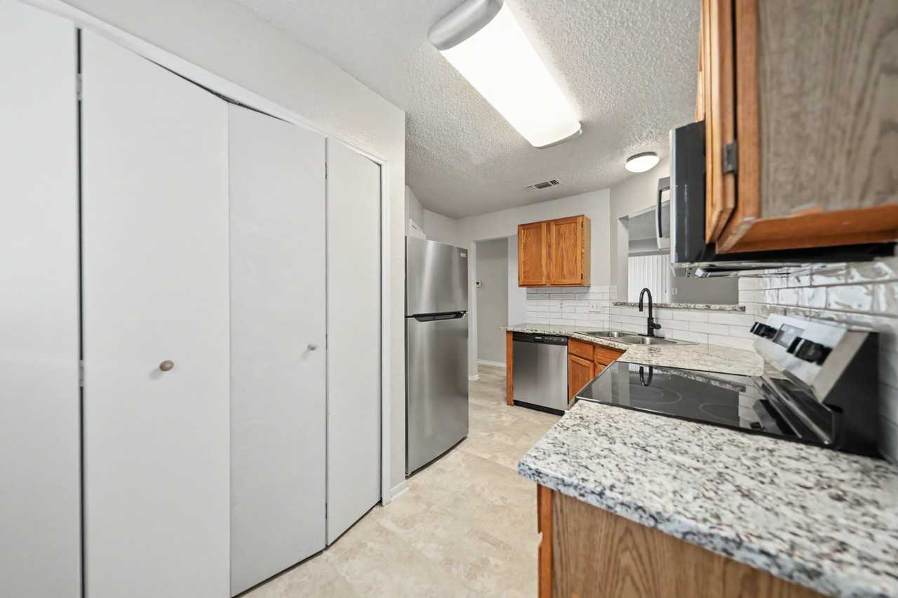 2306 Remington Dr - Photo 4 of 18