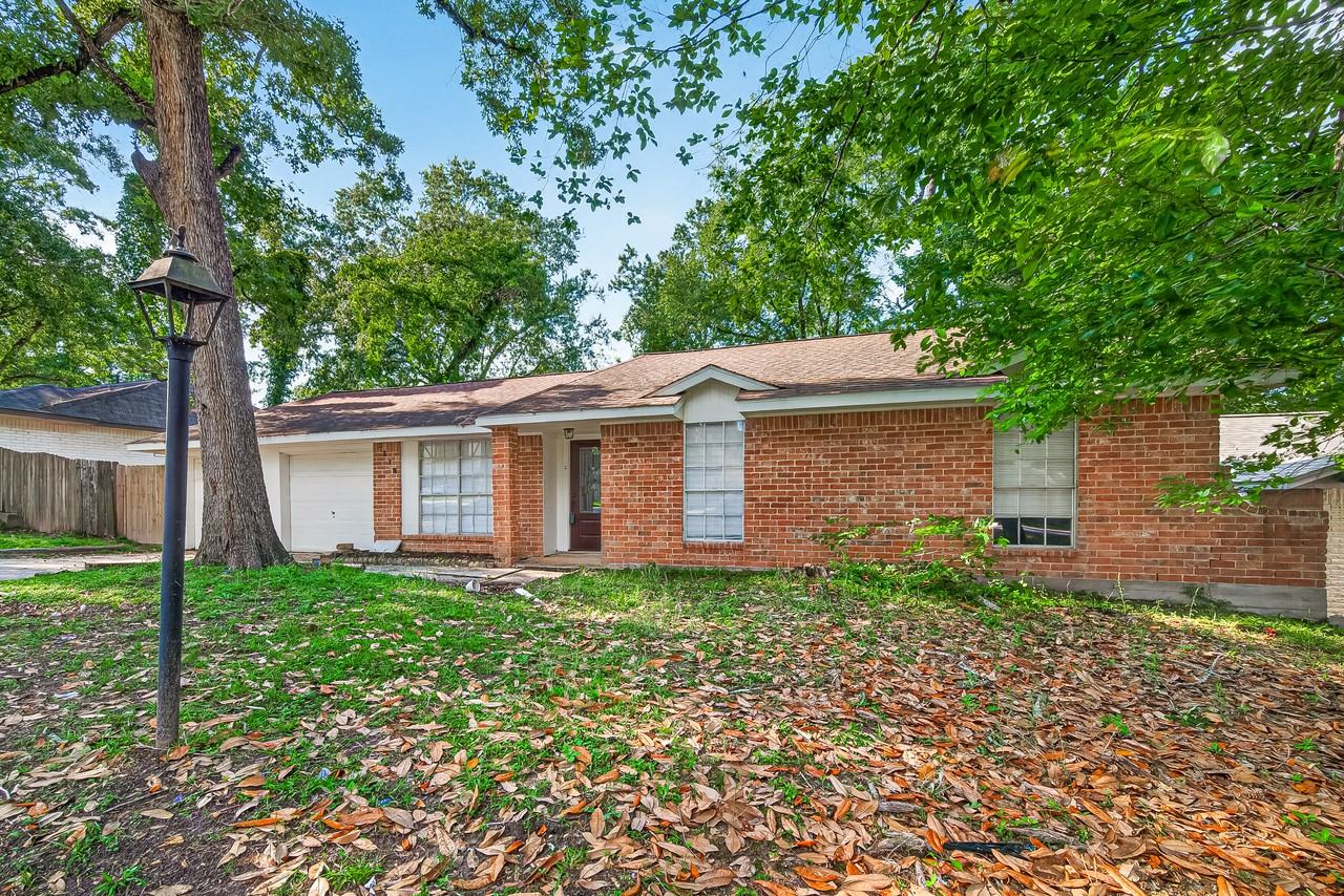 3318 Kentwood Dr - Photo 3 of 48