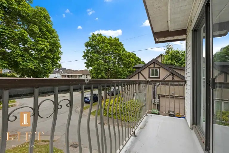 1249 Lillooet St - Photo 4 of 26