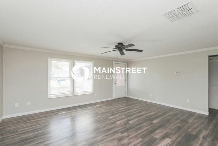 7829 Glencoe Dr - Photo 3 of 15
