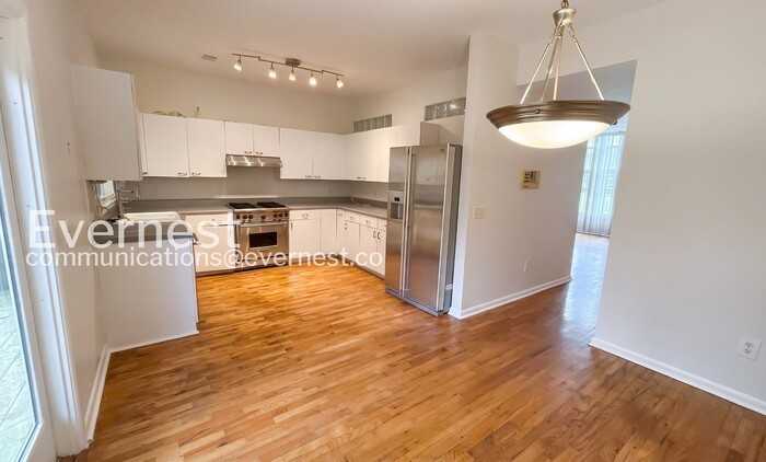 1202 Cleburne Ave Ne #3 - Photo 5 of 23