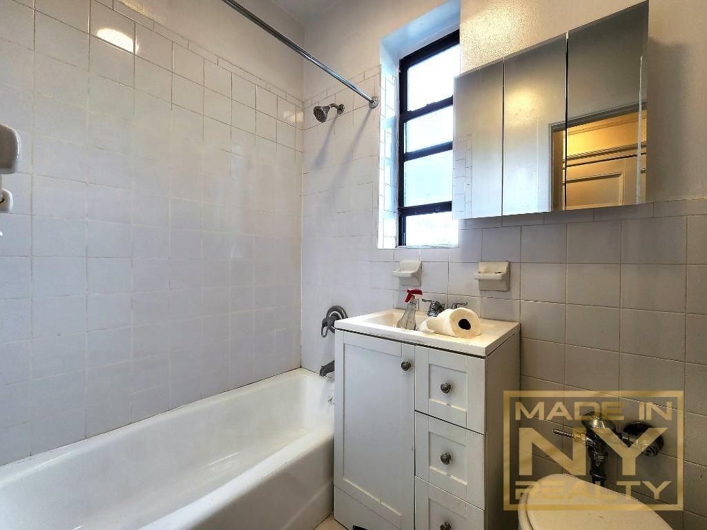 2907 31st Ave #5A - Photo 5 of 7