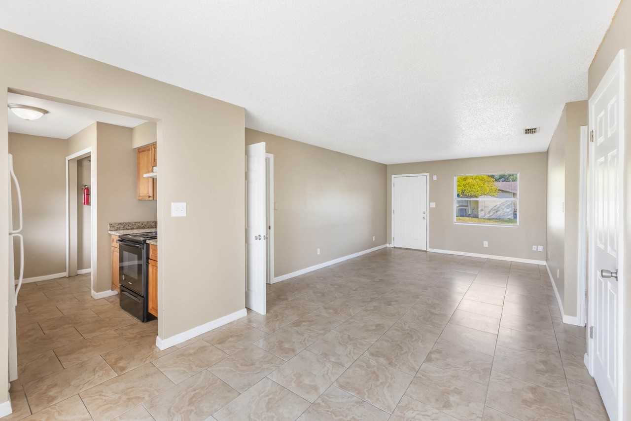 2420 S Lake Ave #B - Photo 3 of 14