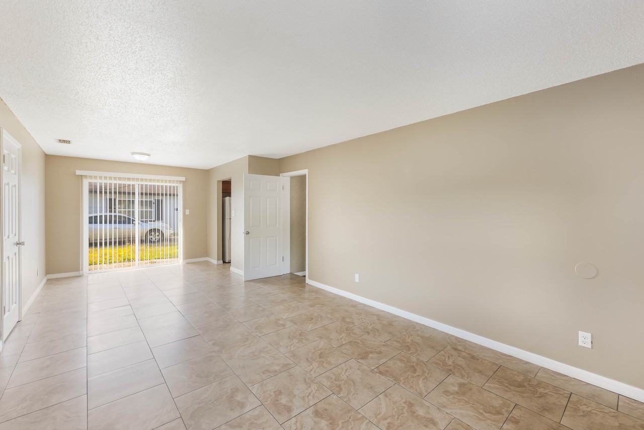 2420 S Lake Ave #B - Photo 4 of 14