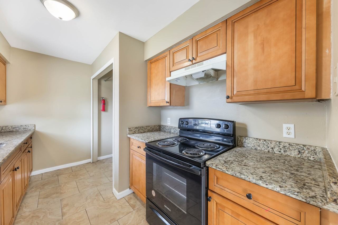 2420 S Lake Ave #B - Photo 6 of 14