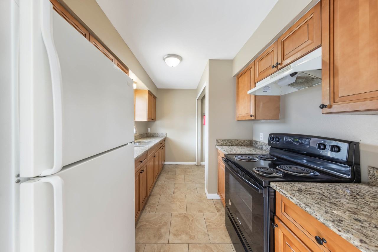 2420 S Lake Ave #B - Photo 7 of 14