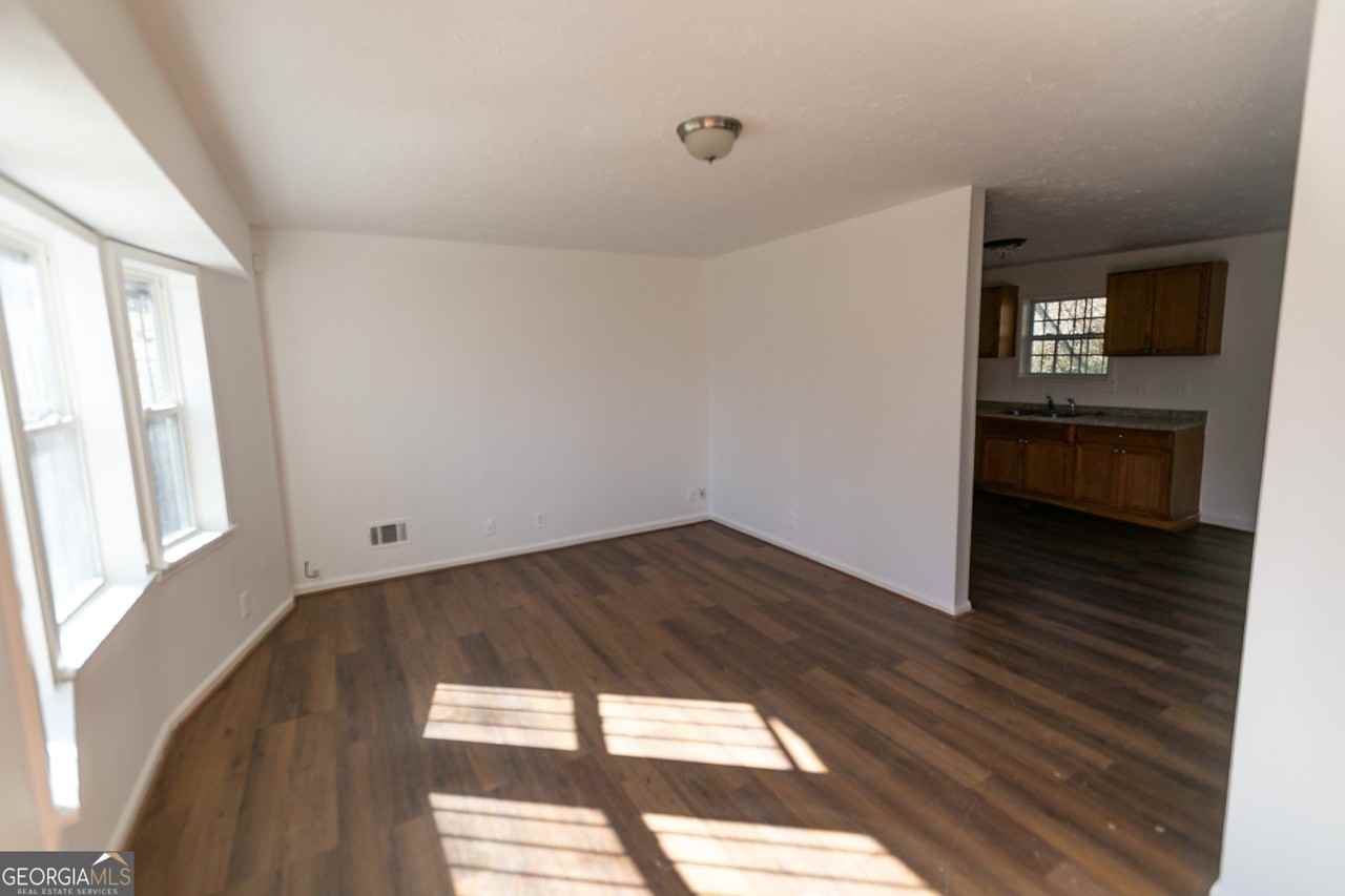 2761 Rockdale Dr - Photo 3 of 24