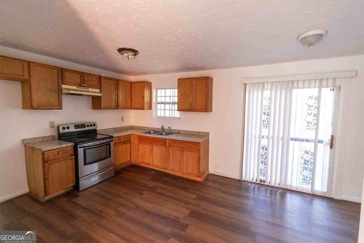2761 Rockdale Dr - Photo 4 of 24