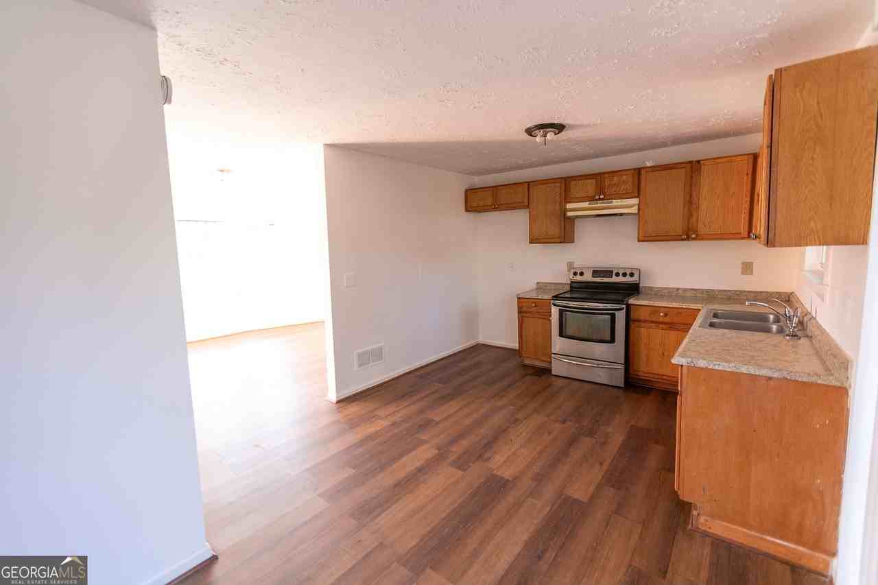 2761 Rockdale Dr - Photo 5 of 24