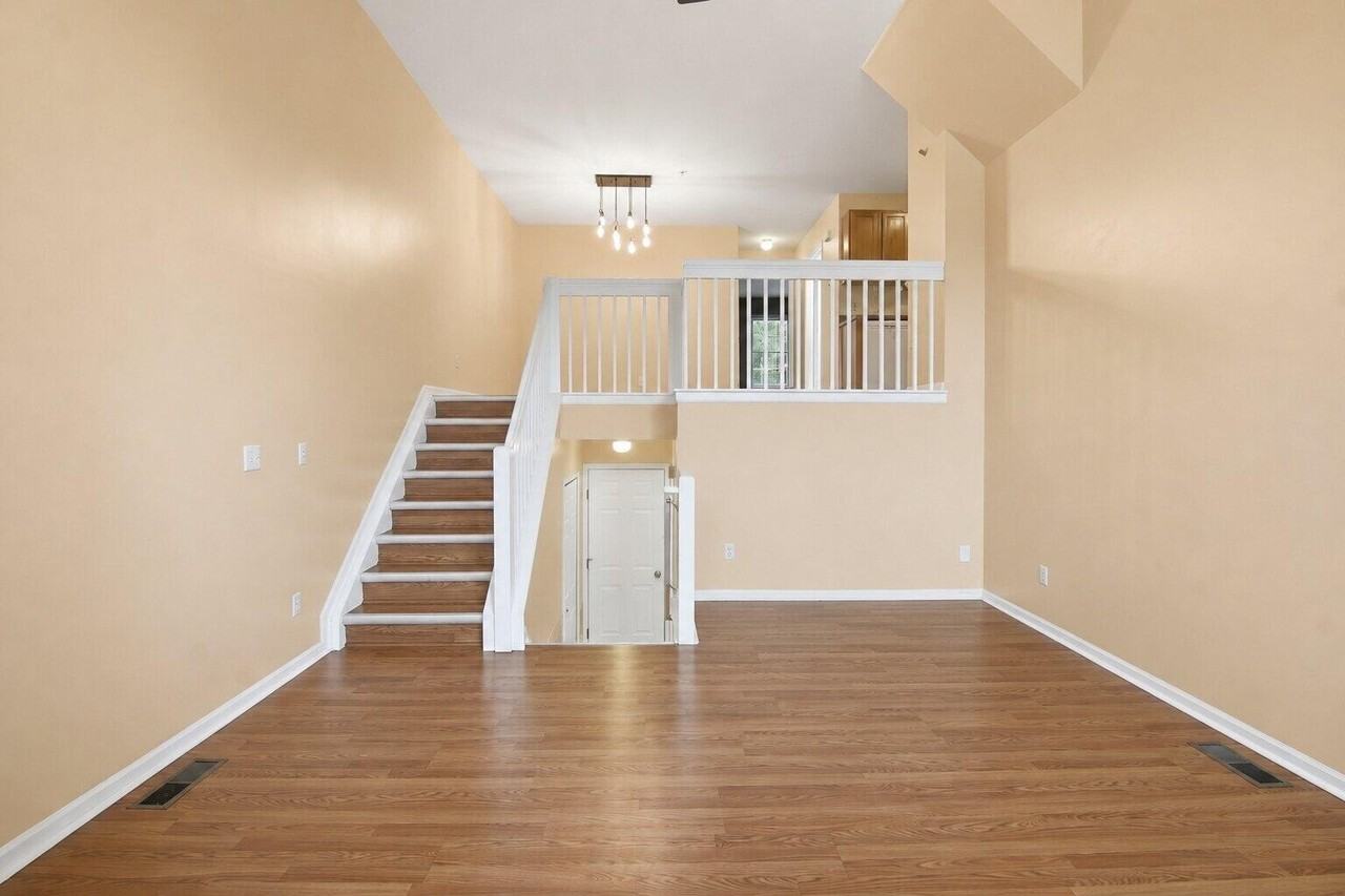 1930 Lindsay Ln - Photo 4 of 41