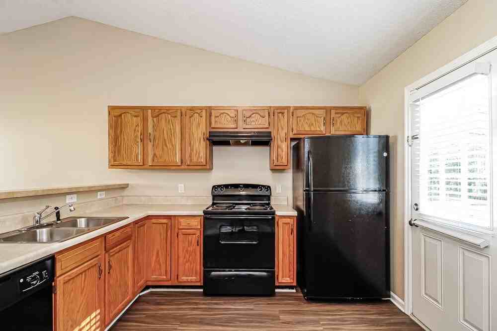 330 W Holt St - Photo 5 of 16