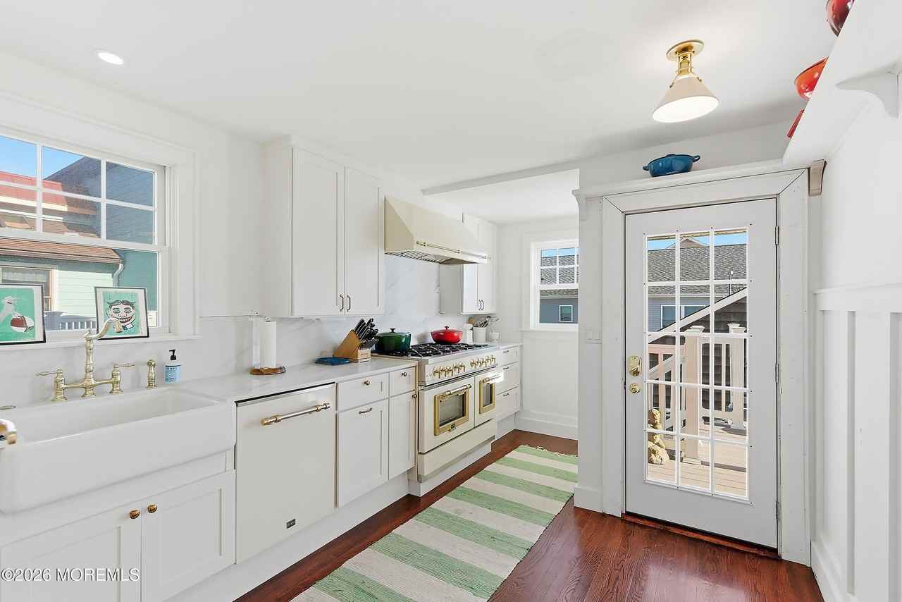 600 N Bayview Ave - Photo 5 of 27