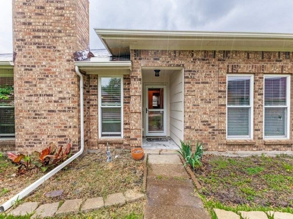 829 Broadmoor Dr - Photo 2 of 21