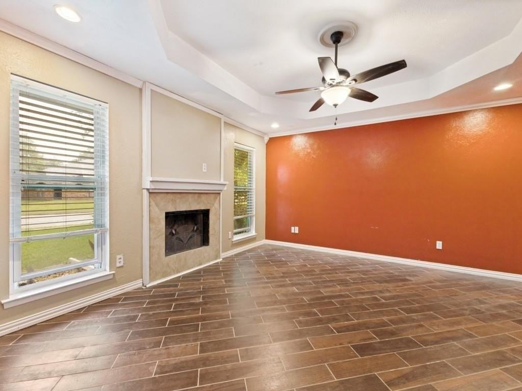829 Broadmoor Dr - Photo 4 of 21