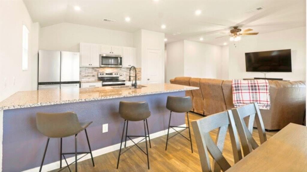 513 Jameson St - Photo 3 of 16