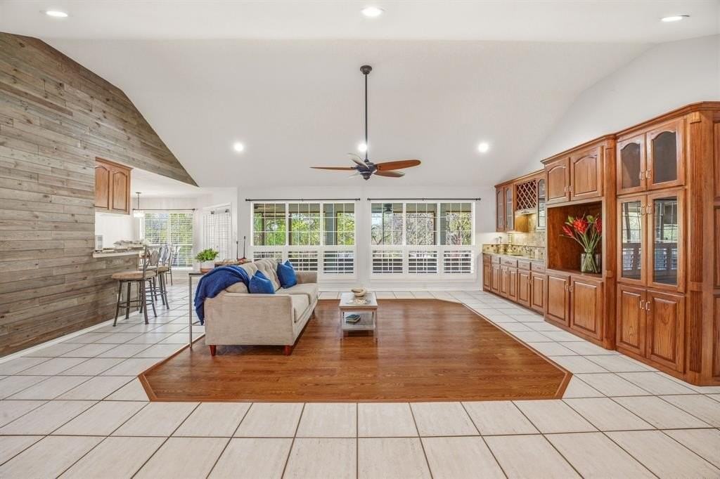 2700 Solar Ct - Photo 4 of 28