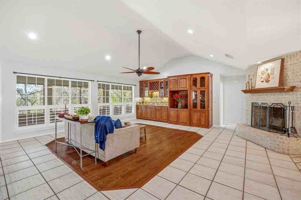 2700 Solar Ct - Photo 5 of 28