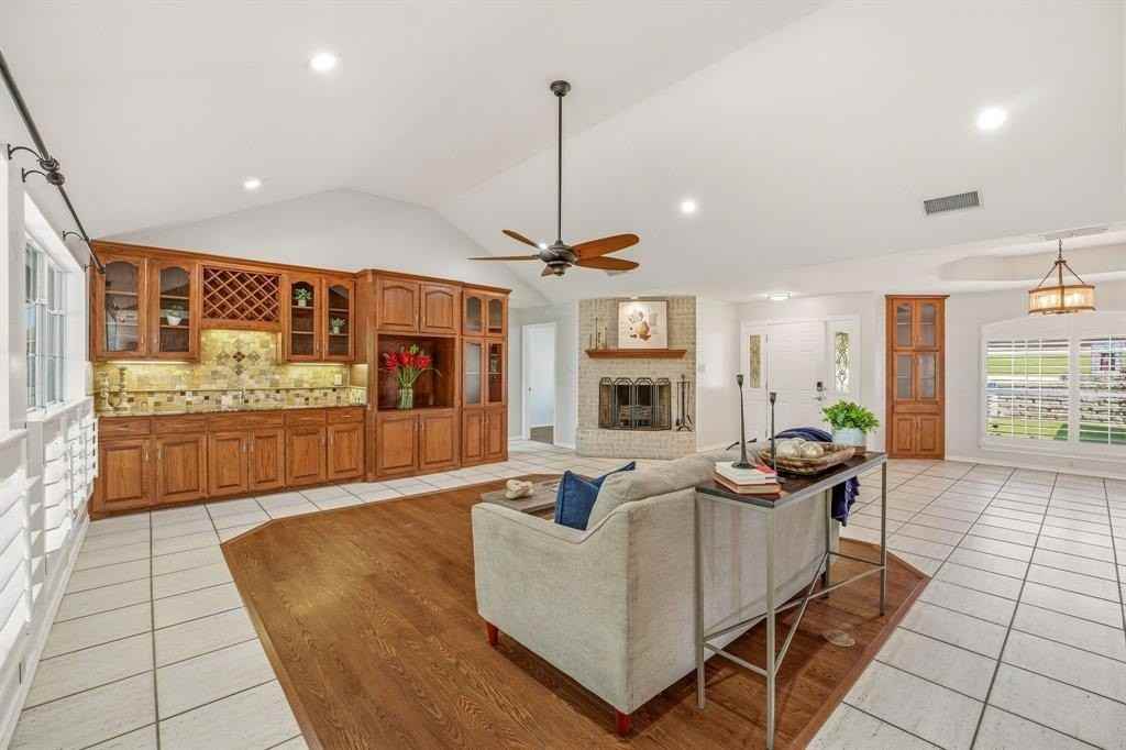 2700 Solar Ct - Photo 6 of 28