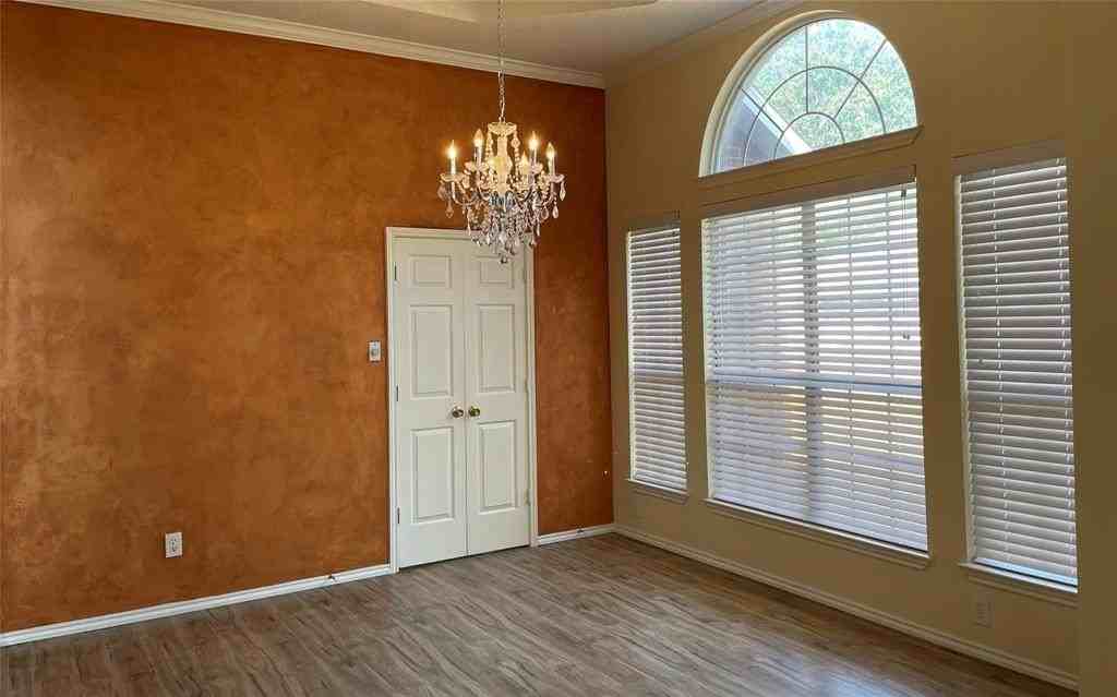 1409 Burlington Dr - Photo 4 of 12