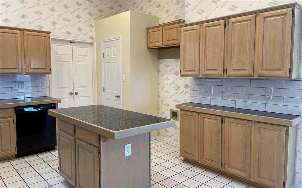 1409 Burlington Dr - Photo 5 of 12