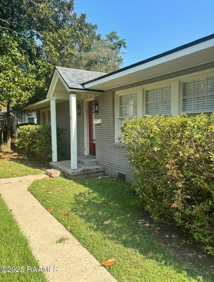 121 Oakcrest Dr - Photo 2 of 15