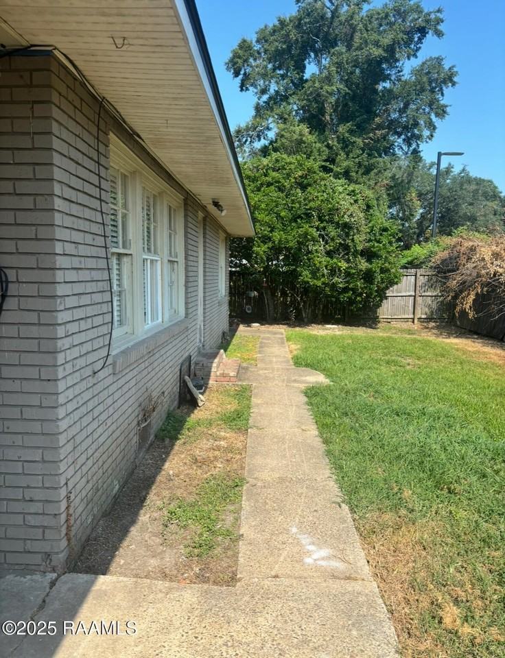 121 Oakcrest Dr - Photo 4 of 15