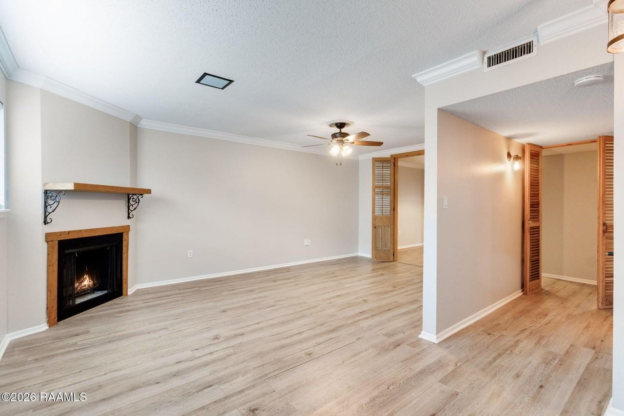 110 W Bayou Pkwy #102 - Photo 3 of 18