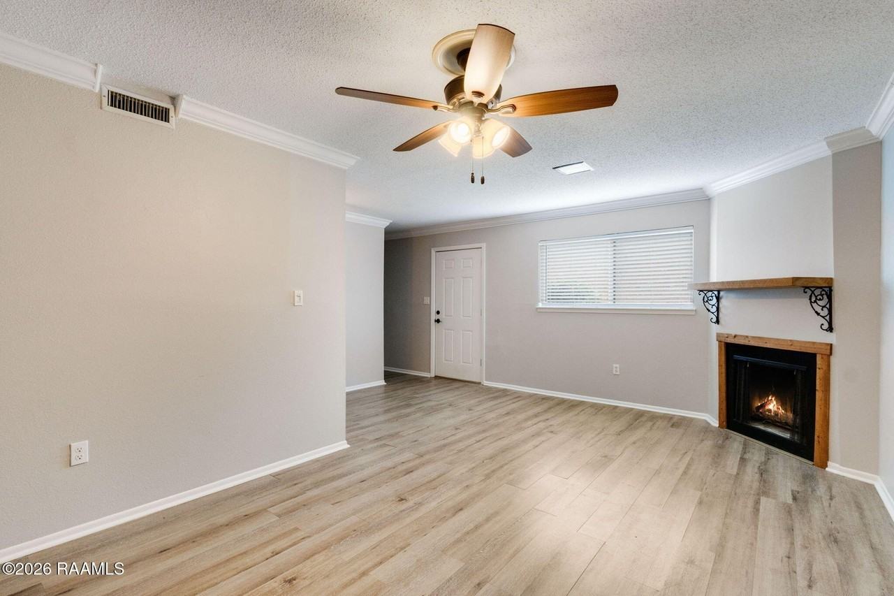 110 W Bayou Pkwy #102 - Photo 4 of 18
