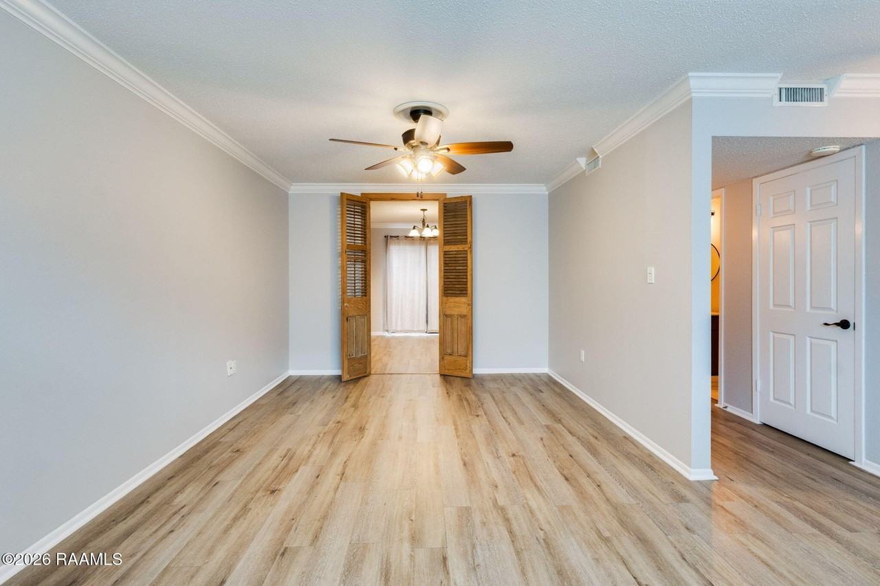 110 W Bayou Pkwy #102 - Photo 5 of 18