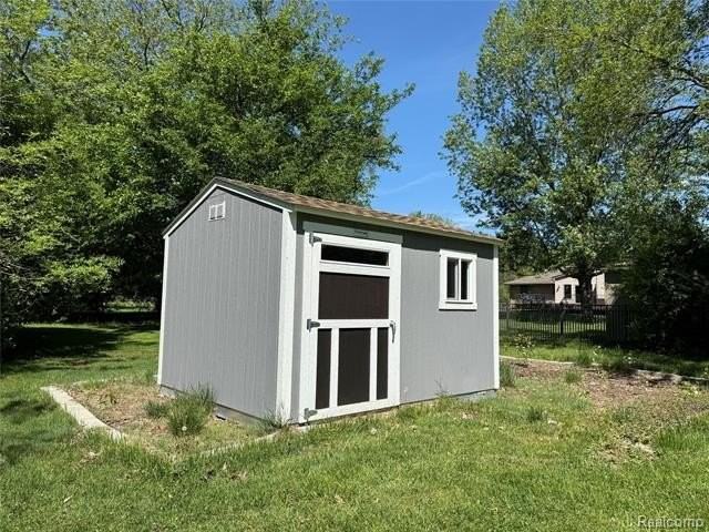 896 Grace Ave - Photo 5 of 18