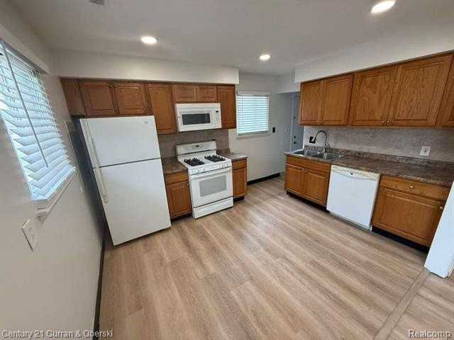 5665 Nightingale St - Photo 4 of 14