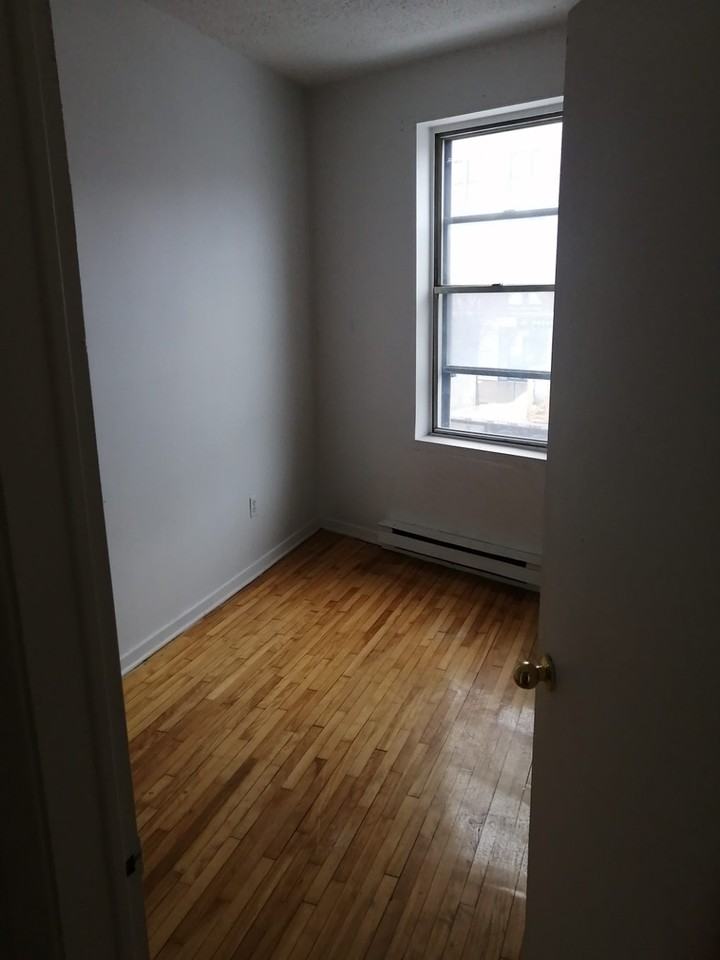 5858 Rue Sherbrooke Ouest #4 - Photo 6 of 8