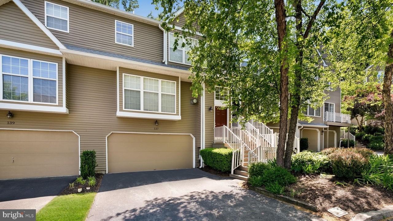 137 Weybridge Dr - Photo 2 of 27