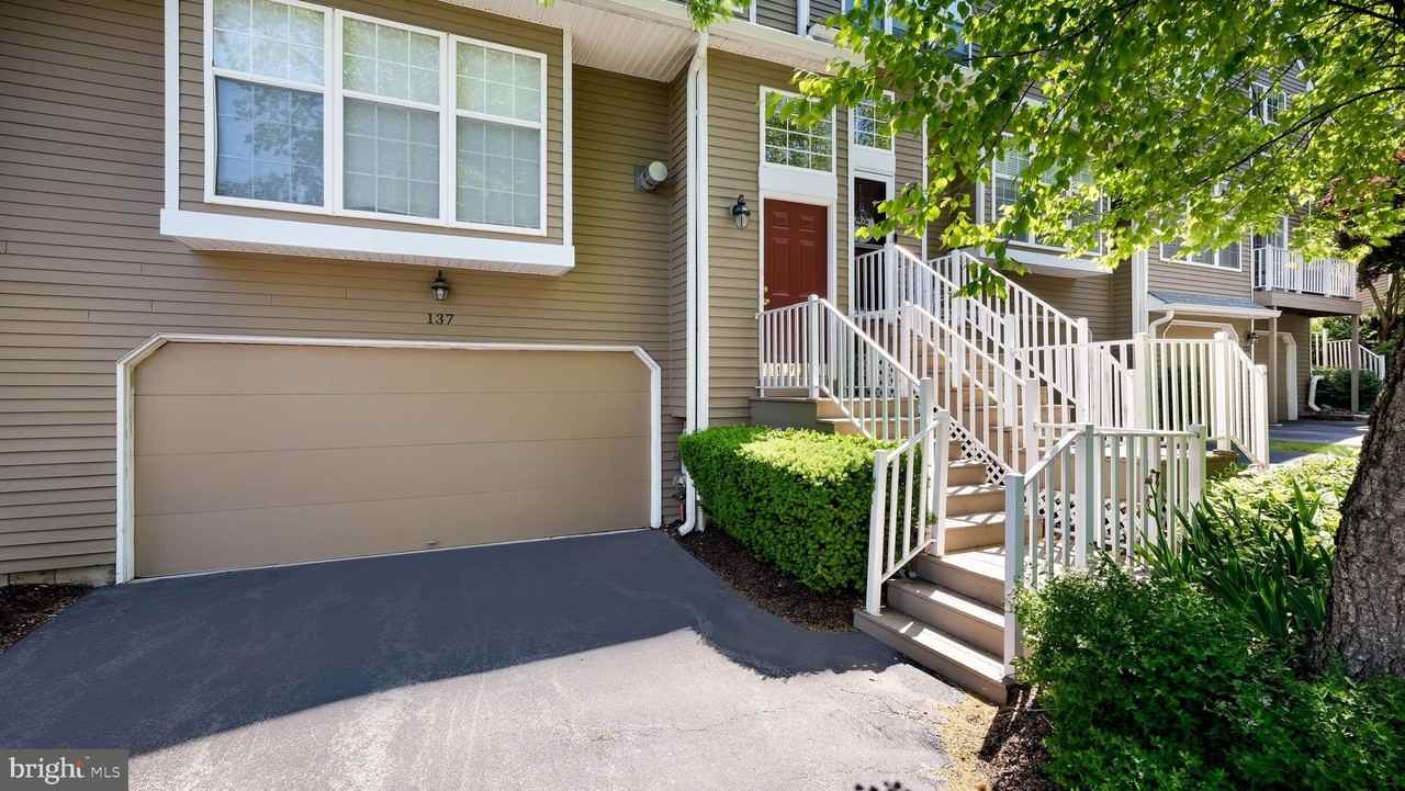 137 Weybridge Dr - Photo 4 of 27