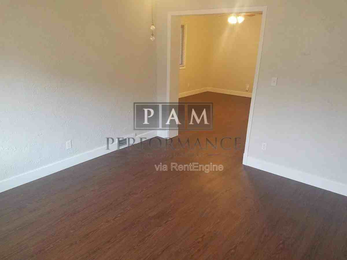 313 E Lincoln Ave - Photo 3 of 10