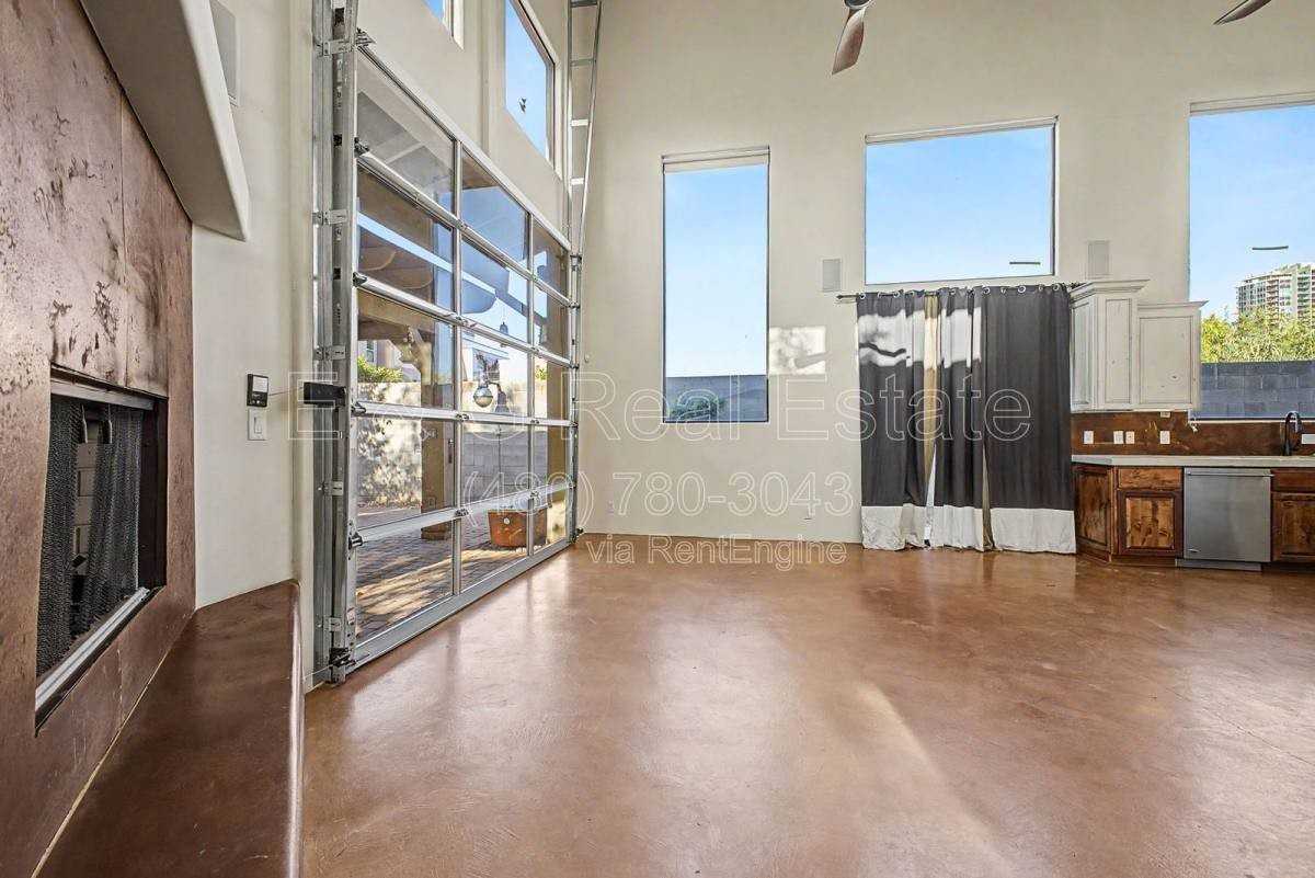 304 S Wilson St - Photo 3 of 10