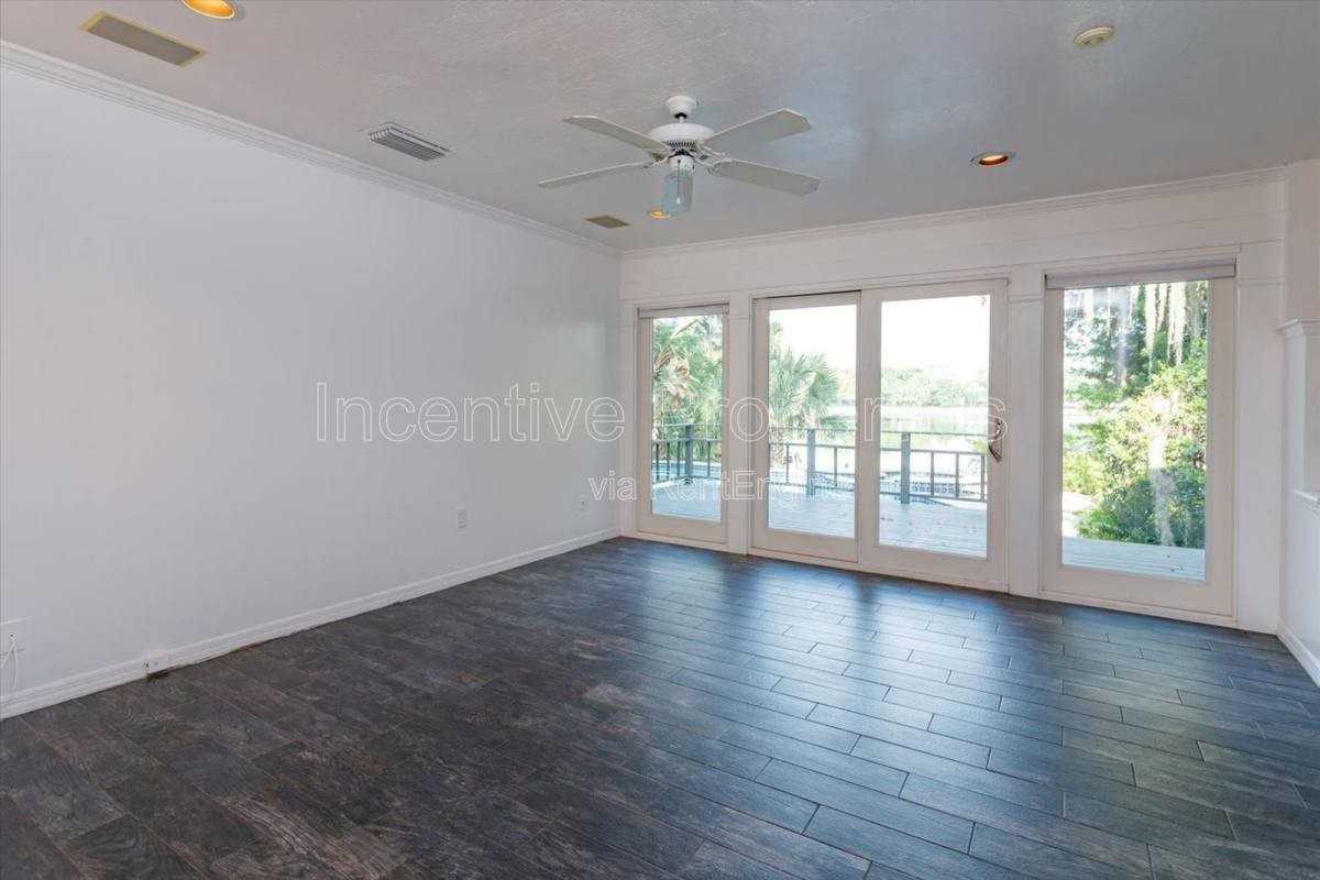 2916 Westchester Ave - Photo 3 of 10